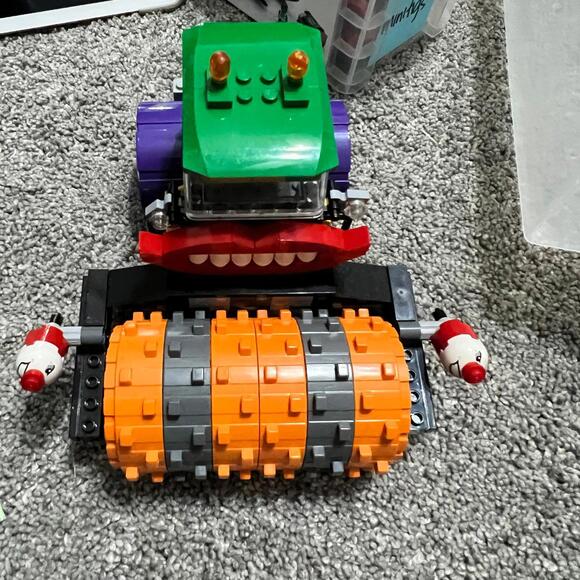 LEGO 76013 DC Super Heroes: Batman:  Joker Steam Roller - Picture 2 of 4